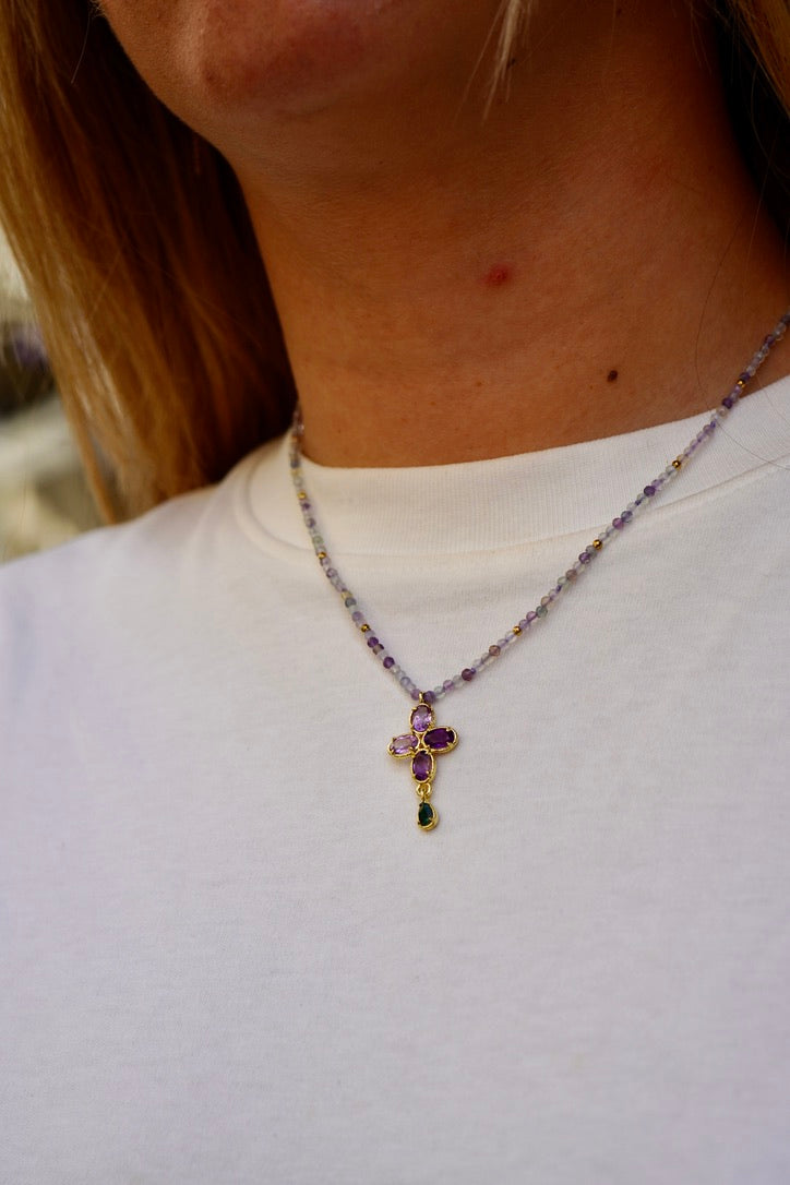 Collier croix violet