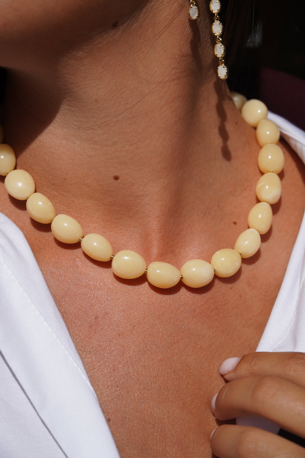 Collier résine jaune beurre
